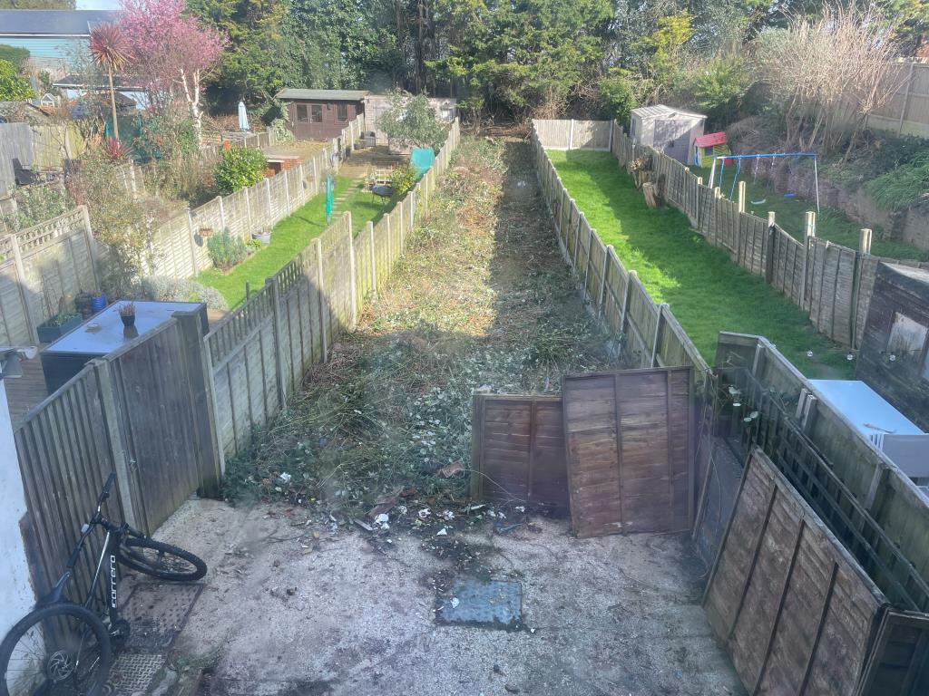 Lot: 106 - MID-TERRACE HOUSE FOR IMPROVEMENT - Long garden to rear